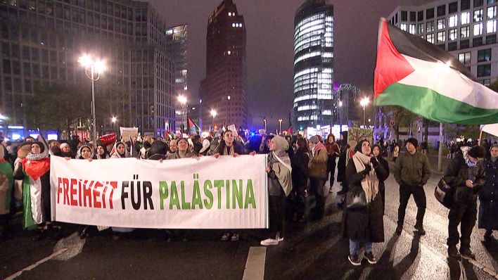 Pro-Palästinensische Demo in Berlin-Mitte am 25.11.2023 (Bild: rbb)