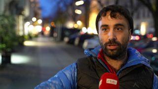 Ein 37 Jahre alter Israeli, der eine Aktion begleitete, bei der Davidstern-Sticker verteilt werden sollten, ist am Samstag vor einem Lebensmittelgeschäft in Berlin-Charlottenburg angegriffen und bedroht worden. (Quelle: rbb)