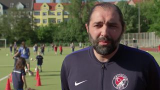 Murat Dogan, der 3. Vorsitzende von Türkiyemspor Berlin, bei einem rbb-Interview im Jahr 2017 (rbb)