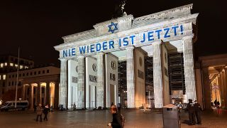 Das Brandenburger Tor angestrahlt anlässlich der Gedenken an die Reichspogromnacht. Quelle: rbb|24