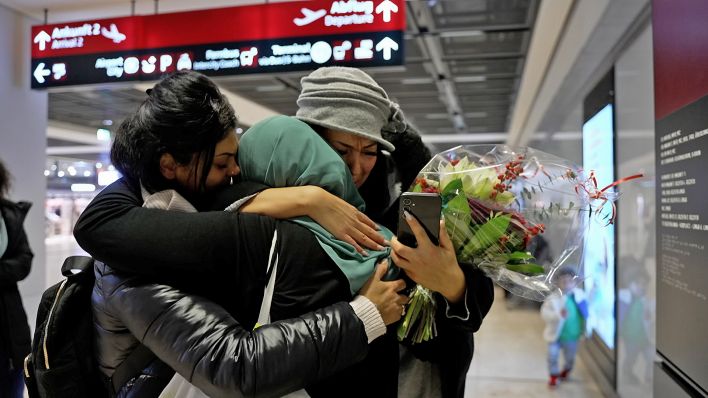 Rückkehr einer Berlinerin aus Gaza am Flughafen BER im November 2023 (Quelle: rbb)