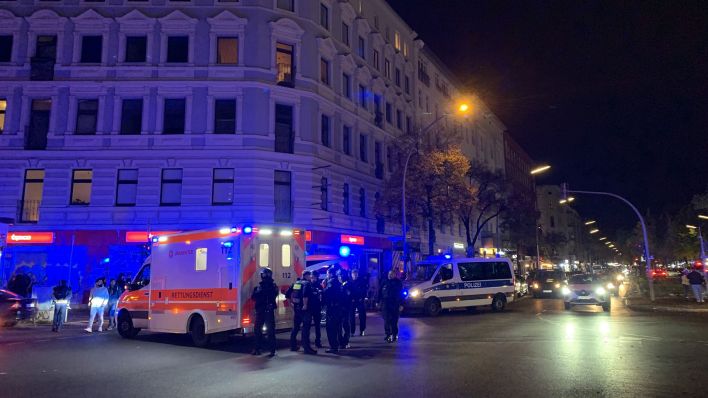 Polizei und Krankenwagen sind in der Sonnenallee in Berlin-Neukölln im Einsatz. (Quelle: rbb)
