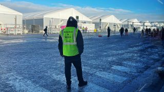 Ein Securitymitarbeiter auf dem Gelände der Unterkunft für Geflüchtete am 30.11.2023.(Quelle:rbb/Lukas Kuite)