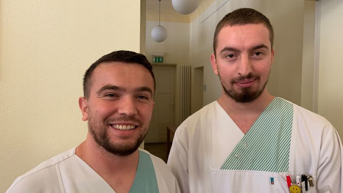 Endrit Bilalli und Shasivar Kadrijaj, Auszubildende zum Pflegefachmann am Johanniter-Krankenhaus Treuenbrietzen. (Quelle: radioeins/Amelie Ernst)