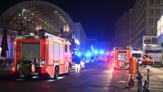 Nach einem Unfall stehen am 04.12.2023 Rettungswagen am U-Bahnhof Alexanderplatz. (Quelle: Morris Pudwell)