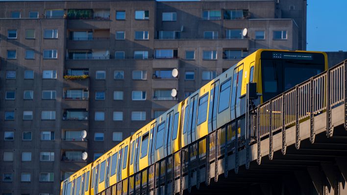 Symbolbild: Eine U-Bahn der Linie U3 fährt überirdisch an einem Wohnhaus in Kreuzberg. (Quelle: dpa/Monika Skolimowska)