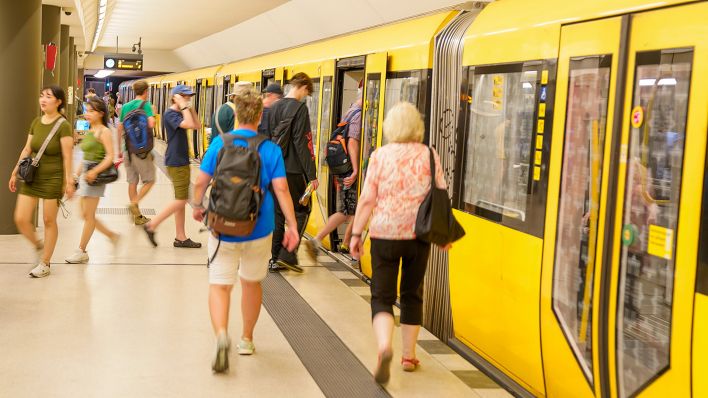 Menschen steigen am 20. Juli 2021 in die Berliner U-Bahn. (Quelle: Picture Alliance/Fotostand/Reuhl)