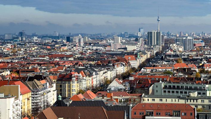 Symbolbild:Blick über Wohnhäuser in Richtung Fernsehturm.(Quelle:picture alliance/dpa-Zentralbild/J.Kalaene)