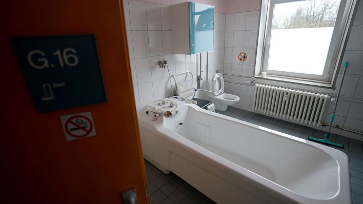 Blick in eine Bad der Krankenstube für Obdachlose. (Quelle: dpa/Marcus Brandt)