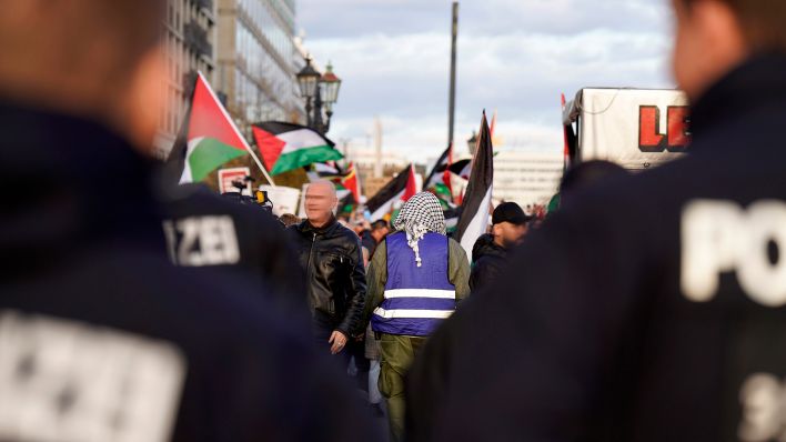 Archivbild:Pro-palästinensische Demonstranten bei einer Demonstration am 04.11.2023.(Quelle:picture alliance/Geisler-Fotopress/B.Elmenthaler)