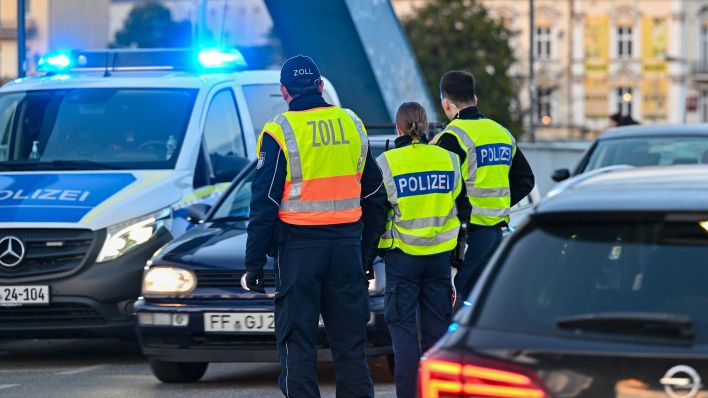 Archivbild:Die Bundespolizei hat am deutsch-polnischen Grenzübergang Stadtbrücke zwischen Frankfurt (Oder) und Slubice mit festen Kontrollen am 16.10.2023 begonnen.(Quelle:picture alliance/dpa/P.Pleul)