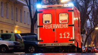 Symbolbild:Ein Rettungswagen der Berliner Feuerwehr steht während eines Rettungseinsatzes mit eingeschalteten Blaulicht in einer Straße.(Quelle:picture alliance/J.Eckel)