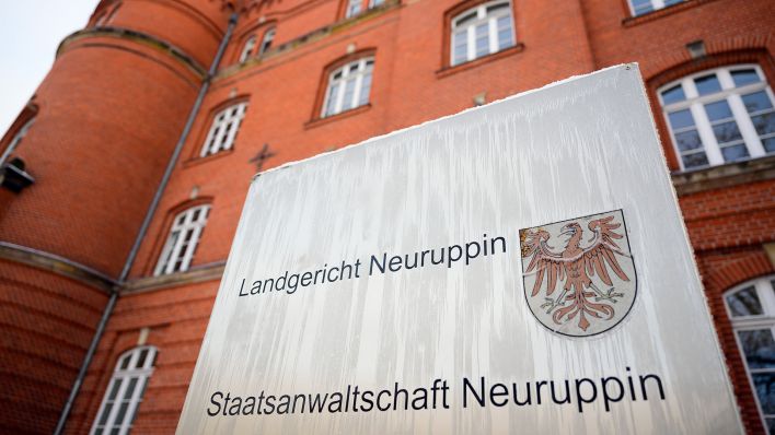 Das Schild vor dem Eingang zum Landgericht und zur Staatsanwaltschaft Neuruppin. (Quelle: dpa/Soeren Stache)