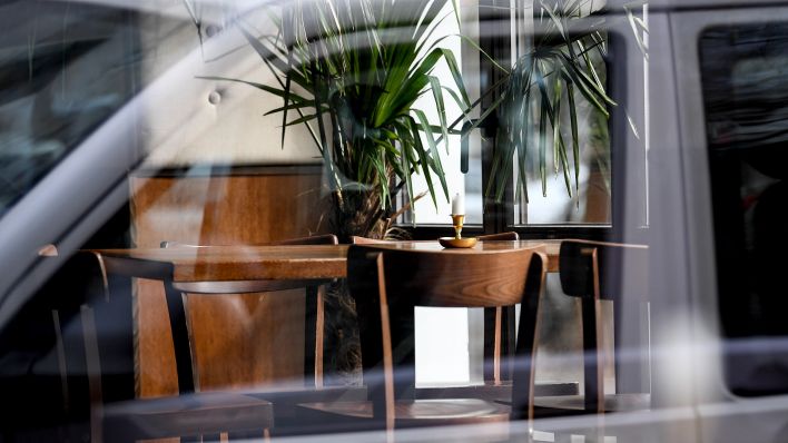 Symbolbild:Blick durch die Scheibe in ein leeres Restaurant.(Quelle:picture alliance/dpa-Zentralbild/B.Pedersen)