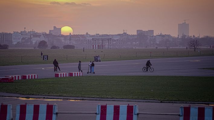 Die Sonne geht hinter dem Tempelhofer Feld unter. (Quelle: dpa/Kay Nietfeld)