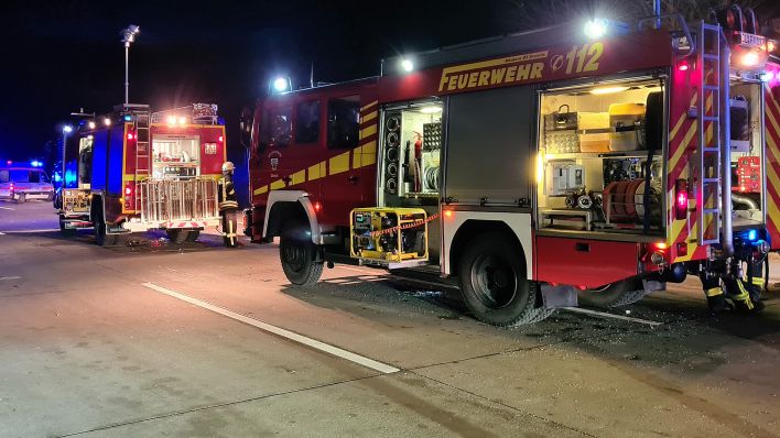 Symbolbild: Feuerwehrfahrzeuge stehen am 27.12.2020 nach einem Unfall auf der A2 in Brandenburg. (Quelle: dpa-Zentralbild/Julian Stähle)