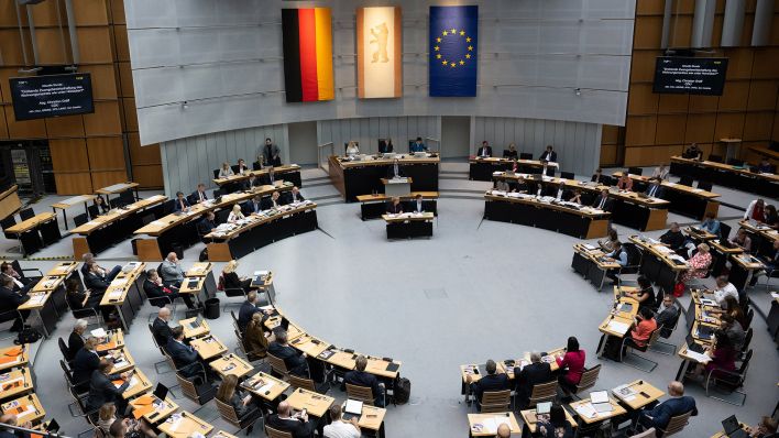 Archivbild: Abgeordnete sitzen während der 35. Plenarsitzung des Berliner Abgeordnetenhauses im Plenarsaal. (Quelle: dpa/S. Gollnow)