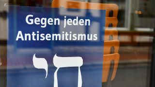 Symbolbild: Ein Poster mit der Aufschrift "Gegen jeden Antisemitismus". (Quelle: dpa/Frank May)
