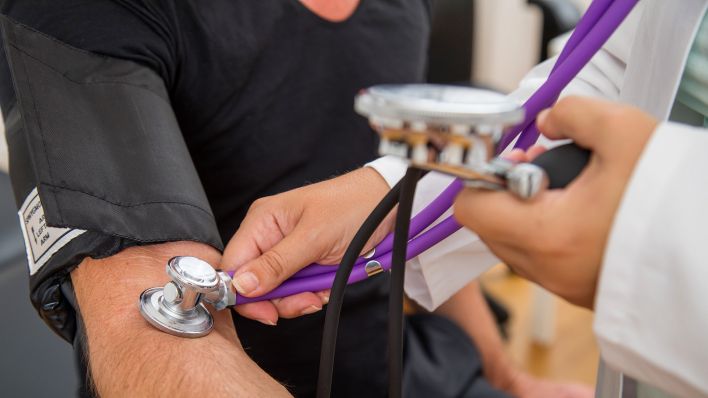 Symbolbild: Eine Ärztin untersucht den Patienten. (Quelle: dpa/Christin Klose)