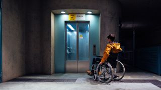Ein Mann mit einem Rollstuhl auf einem Bahnhof vor einem Aufzug, aufgenommen am 24.11.2016 in Berlin