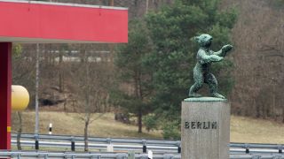 Archivbild: Der Bär als Wappen der Stadt Berlin steht an der Autobahn in Höhe Dreilinden buw. Ausfahrt Zehlendorf, aufgenommen am 21.03.2012 in Berlin. (Quelle: dpa/Soeren Stache)