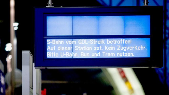 Archiv: Eine Anzeigetafel weist im Hauptbahnhof in Berlin auf den angekündigten Bahnstreik der Lokführergewerkschaft GDL hin. (Foto: dpa)