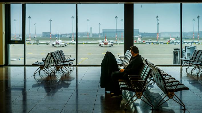 Symbolbild: Reisender wartet am Gate am Terminal 1 des Flughafens BER (Quelle: dpa/Schoening)