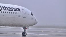 Wintereinbruch mit Schneefall an einem Flughafen. (Quelle: Daniel Kubirski/dpa)