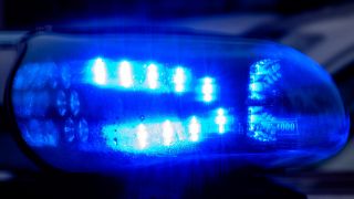 Ein Blaulicht leuchtet auf dem Dach eines Polizeifahrzeugs. (Quelle: Klaus-Dietmar Gabbert/dpa)