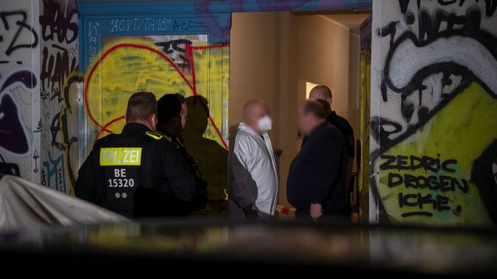 Archivbild: Einsatzkräfte der Polizei und der Kriminaltechnik stehen vor einem Wohnhaus. In einem Bordell in einer Wohnung in Berlin-Friedrichshain ist eine Frau vermutlich getötet worden. 17.04.2023 (Quelle: dpa/Paul Zinken)