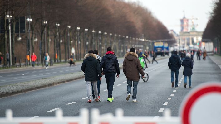 Fußgänger und Radfahrer nutzen am 27.12.2015 die Sperrung der Straße des 17. Juni zwischen Siegessäule und Brandenburger Tor in Berlin zu einem Spaziergang. (Quelle: dpa-Bildfunk/Bernd von Jutrczenka)