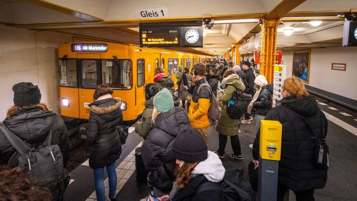 Archivbild: Viele Menschen warten am Gleis auf das Einfahren der U-Bahn. (Quelle: imago images/Sattler)