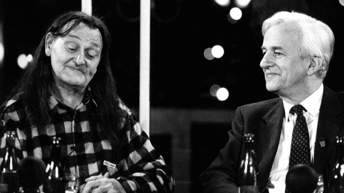 Archivbild: Der Kabarettist Wolfgang Neuss und Richard von Weizsäcker (r) in der TV-Talkshow am 5. Dezember 1983 in Berlin. (Quelle: dpa)