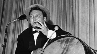 Archivbild: 1955, Schauspieler und Kabarettist Wolfgang Neuss, Auftritt als "Mann mit der Pauke" anlässlich der 5. Internat. Filmfestspiele in Berlin (Quelle: dpa/akg-images)
