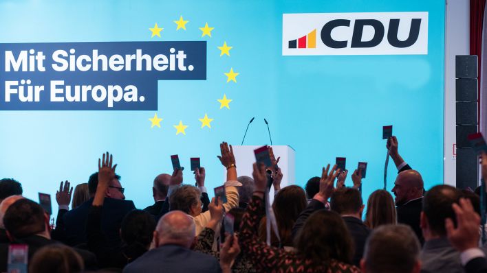 Symbolbild: Bei einer Landesvertreterversammlung zur Aufstellung der Liste zur Europawahl stimmen die Teilnehmer über Tagesordnungspunkte ab. (Quelle: dpa/Gateau)
