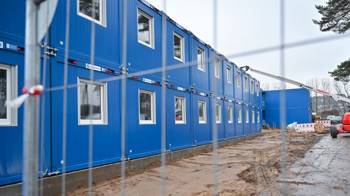 Archivbild: Neue Wohncontainer für Migranten werden auf dem Gelände der Zentralen Erstaufnahmeeinrichtung für Asylbewerber (ZABH) des Landes Brandenburg in Eisenhüttenstadt aufgestellt. (Quelle: dpa/Pleul)