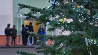 Archivbild: Ein Weihnachtsbaum steht auf dem Gelände der Zentralen Erstaufnahmeeinrichtung für Asylbewerber (ZABH) des Landes Brandenburg in Eisenhüttenstadt. (Quelle: dpa/Peul)