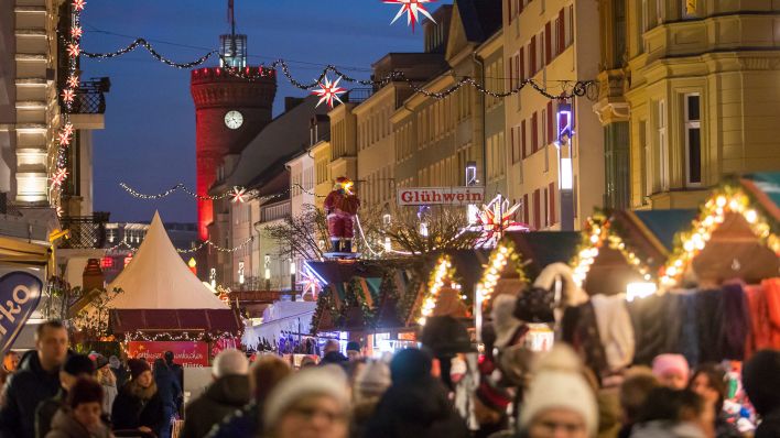 Archivbild: "Weihnachtsmarkt der tausend Sterne" auf dem Altmarkt in Cottbus. (Quelle: dpa/A. Franke)