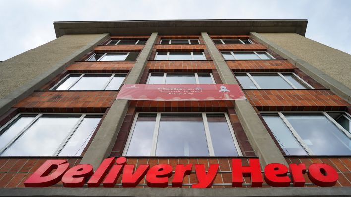 Symbolbild: Blick auf die Zentrale des Essenlieferdienstes Delivery Hero in der Oranienburger Straße. (Quelle: dpa/Jörg Carstensen)