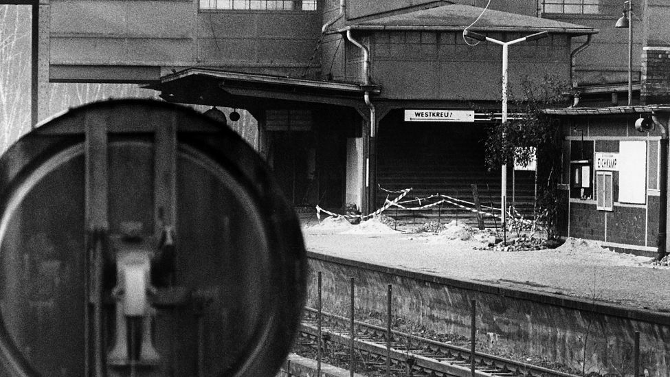 Blick auf die Bahnstation Eichkamp im Westteil Berlins am 18.12.1980. Die Station in Berlin-Charlottenburg wird von der DDR-Reichsbahn betrieben, die aber das Streckennetz in Westberlin immer mehr verkommen lässt. (Quelle: dpa/Chris Hoffmann)