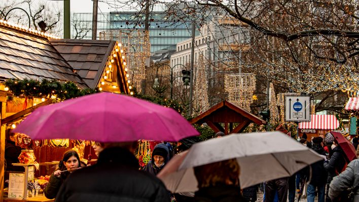 Symbolbild: Menschen gehen am verkaufsoffenen Sonntag über den Weihnachtsmarkt. (Quelle: dpa/Fabian Sommer)