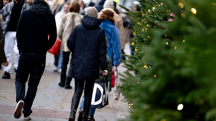 Symbolbild: Menschen gehen mit Einkaufstüten am verkaufsoffenen Sonntag durch Berlin-Mitte. (Quelle: dpa/Fabian Sommer)