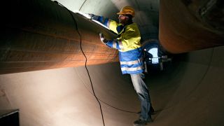 Archivbild: Baustelle eines 65 m langen Fernwaermetunnels von Vattenfall unter der Seydelstrasse in Berlin-Mitte, ein Techniker kontrolliert am 03.05.2011 die bereits montierten Rohre im Tunnel. (Quelle: dpa/Caro/Heinrich)