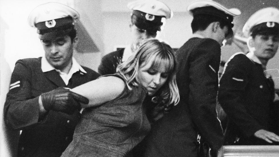 Am 10. Juli 1968 wird Sigrid Fronius, die erste weibliche Vorsitzende des Allgemeinen Studierendenausschusses (AStA) der Freien Univeristät, festgenommen. (Quelle: AP/Edwin Reichert)