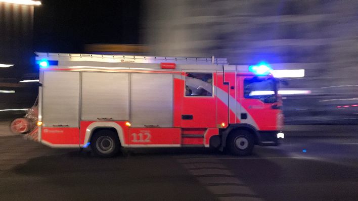 Symbolbild: Ein Löschwagen der Berliner Feuerwehr am 08.02.2022 auf Einsatzfahrt bei Nacht. (Quelle: Picture Alliance/Caro/Sorge)