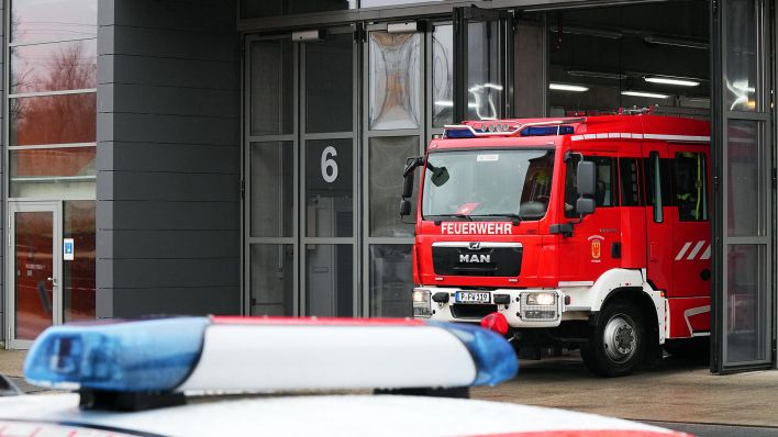 Ein Fahrzeug der Feuerwehr fährt am 03.10.2023 rückwärts durch das Tor in die Potsdamer Feuerwehr-Hauptwache. (Quelle: Picture Alliance/Soeren Stache)