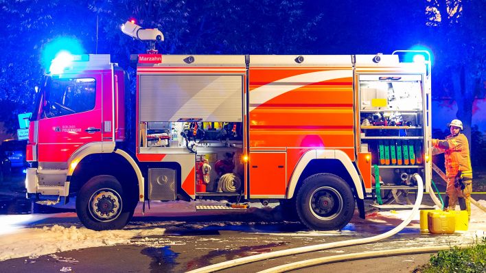 Symbolbild: Blick auf ein Löschfahrzeug der Berliner Feuerwehr bei Löscharbeiten bei einem Grossbrand am 30.09.2015. (Quelle: dpa/Caro/Schwarz)