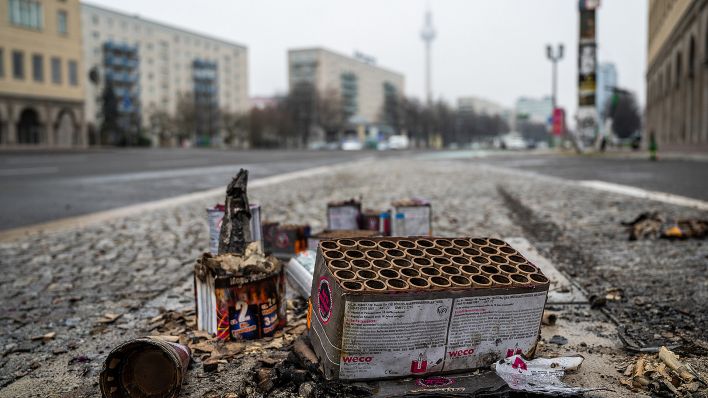 Abgebranntes Feuerwerk liegt am 01.01.2023 in Berlin auf einer Straße. (Quelle: Picture Alliance/Christophe Gateau)