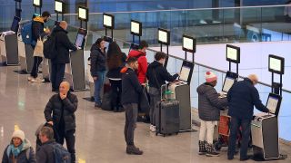 Passagiere stehen am 03.12.2023 am Münchener Flughafen beim Check-in. Der Flughafen München hat am Sonntag um 06.00 Uhr seinen Flugbetrieb wieder aufgenommen. (Quelle: dpa-Bildfunk/Karl-Josef Hildenbrand)
