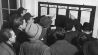 Studenten studieren am 15. November 1948 den Lehrplan der neu gegründeten Freien Universität Berlin. (Quelle: dpa/AP/Hans von Nolde)